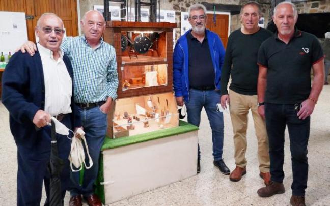 Cristóbal Lanz, Alberto Guzmán, Jesús Guinea, Andrés Bengoetxea y Txuma Morcilla, junto a la maqueta que se puede ver estos días en Gure Etxea.