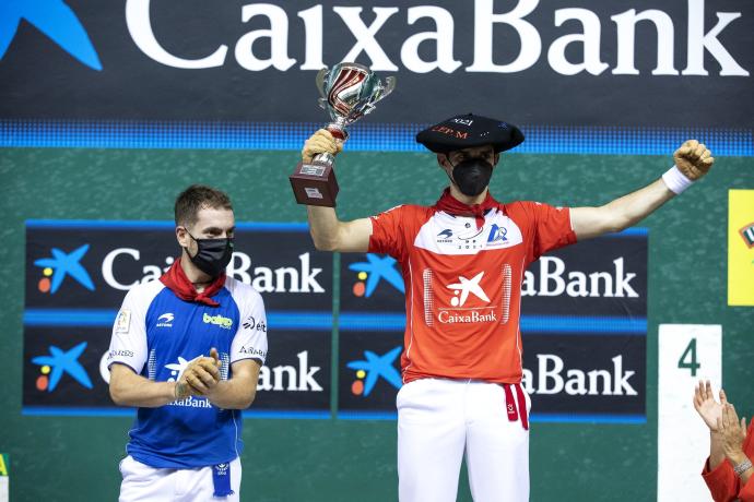Altuna III alza el trofeo de campeón del Cuatro y Medio de San Fermín junto a Laso, finalista.