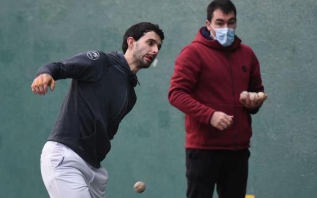 Jokin Altuna golpea con la zurda en el frontón de Urduliz. Jokin Altuna golpea con la zurda en el frontón de Urduliz.