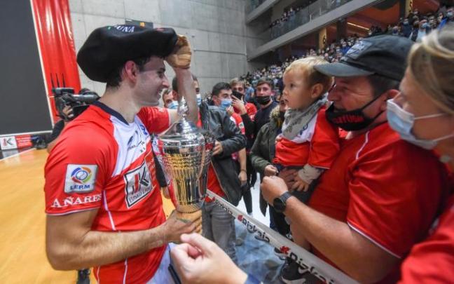 Jokin Altuna, enfundado con la txapela de campeón del Cuatro y Medio, dialoga con varios aficionados.