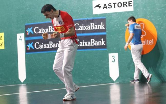 Jokin Altuna celebra un tanto mientras Iker Irribarria se lamenta este sábado en el Labrit.