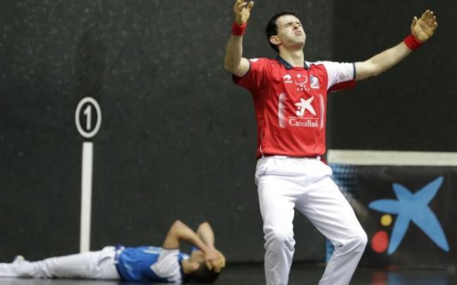 Jokin Altuna celebra el triunfo con Darío en el suelo, lamentándose. Jokin Altuna celebra el triunfo con Darío en el suelo, lamentándose.