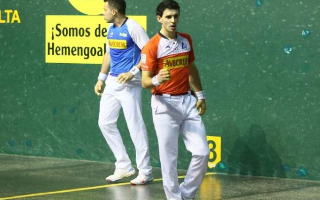 Altuna III y Jaka, en un lance del encuentro de Donostia.