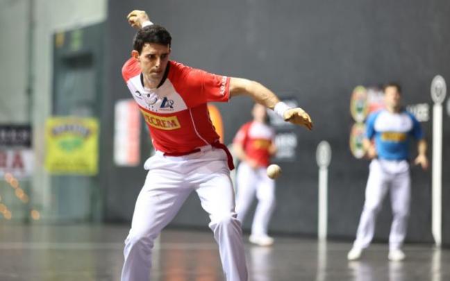 Altuna III, durante un lance del encuentro ante Elezkano II-Zabaleta en el Bizkaia de Bilbao.