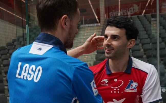 Unai Laso y Jokin Altuna se saludan con afecto en el rebote del frontón Bizkaia. Unai Laso y Jokin Altuna se saludan con afecto en el rebote del frontón Bizkaia.