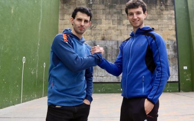 Jokin Altuna y Julen Martija posan en el frontón descubierto de Amezketa.