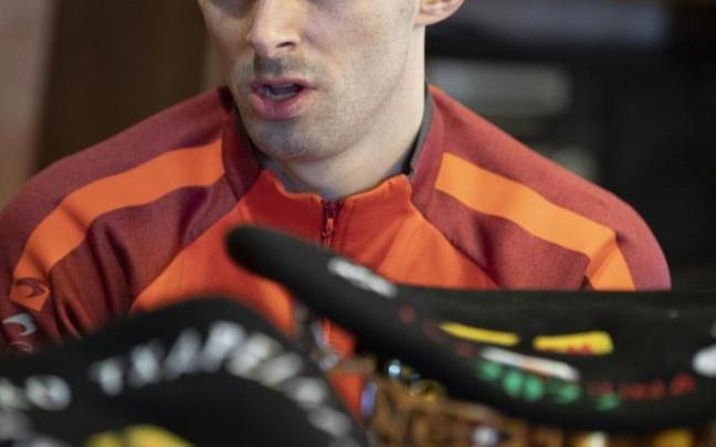 Jokin Altuna charla con las txapelas del Parejas delante.