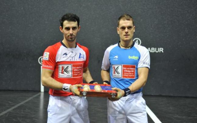 Jokin Altuna y Unai Laso, en la elección de material de este jueves en Bilbao.