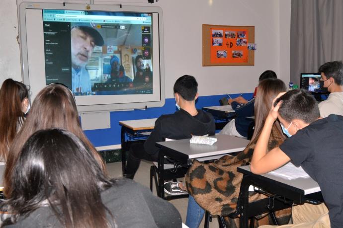 Alumnos de Bachillerato atienden las explicaciones del capitán del buque 'Aita Mari'.