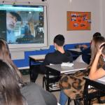 Alumnos de Bachillerato atienden las explicaciones del capitán del buque 'Aita Mari'.