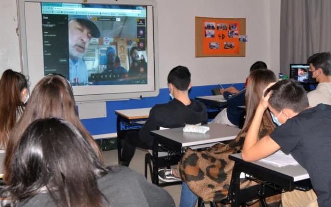 Alumnos de Bachillerato atienden las explicaciones del capitán del buque 'Aita Mari'.