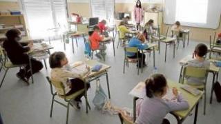 Una profesora da clase a sus alumnos.