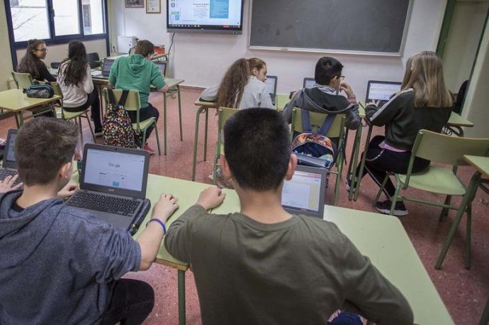 Alumnos con ordenadores.