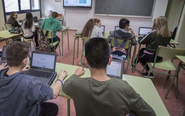 Alumnos con ordenadores. Alumnos con ordenadores.