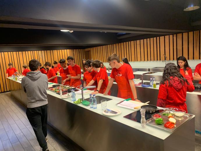 Alumnos de Ekialdea participando en un taller de cocina en Abastos.