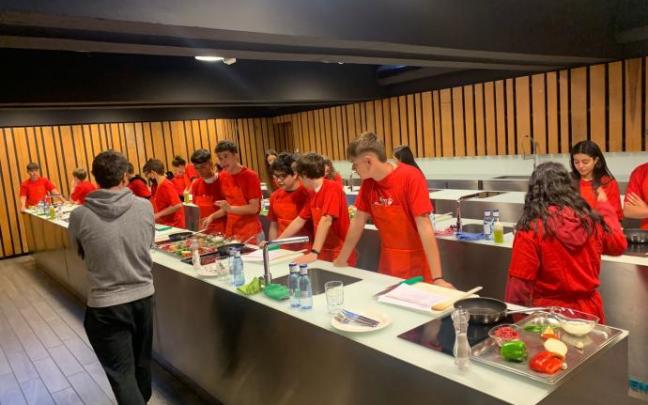 Alumnos de Ekialdea participando en un taller de cocina en Abastos.