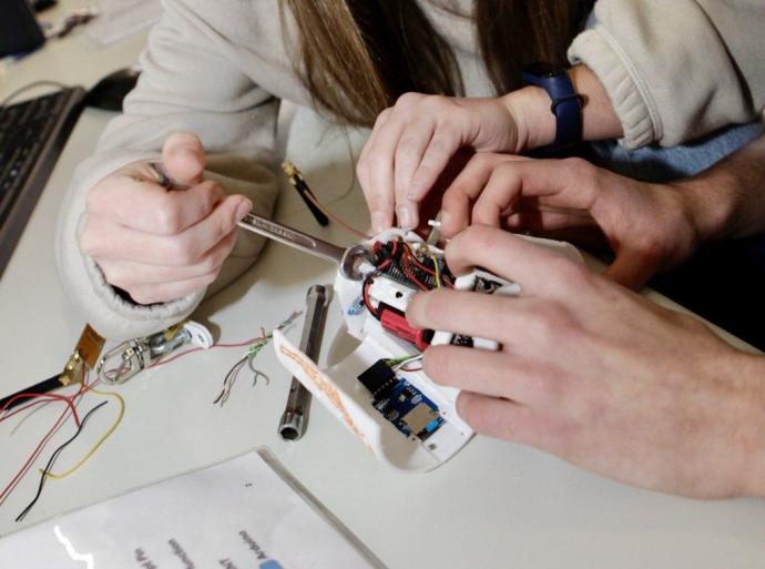 Estudiantes de Vitoria participando en un programa de ciencia.