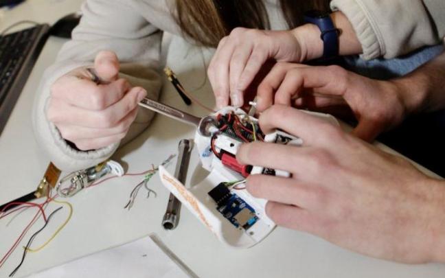 Estudiantes de Vitoria participando en un programa de ciencia.