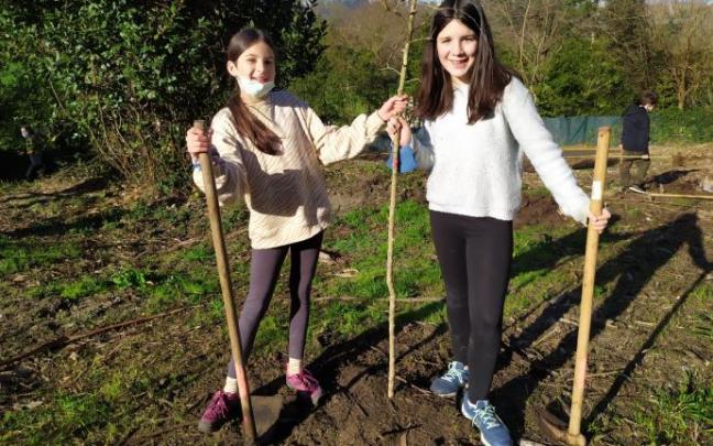 Otras de las niñas que plantaron árboles.