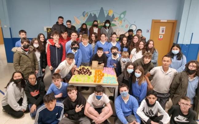 El alumnado de ESO de La Milagrosa muestra los jabones solidarios que están a la venta. El alumnado de ESO de La Milagrosa muestra los jabones solidarios que están a la venta.