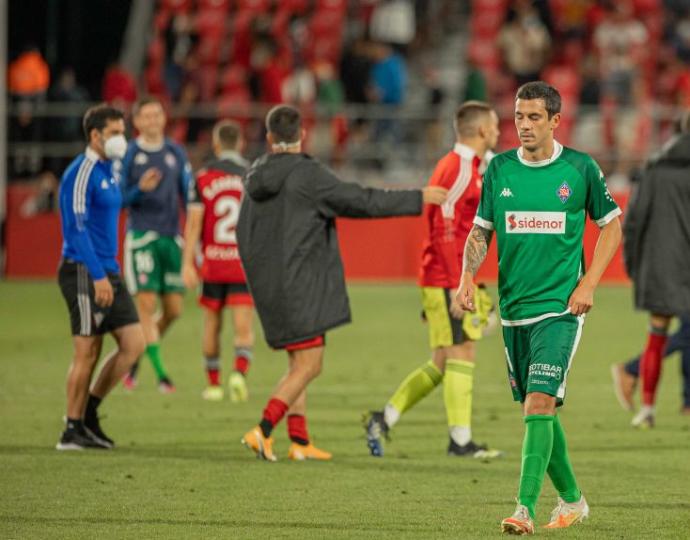 Iker Seguín se retira cabizbajo al término del partido en Anduva