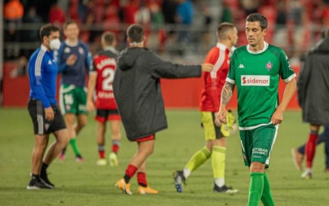 Iker Seguín se retira cabizbajo al término del partido en Anduva Iker Seguín se retira cabizbajo al término del partido en Anduva