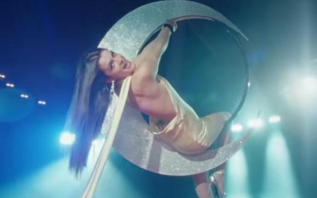 Amaia, haciendo de trapecista sobre una Luna. Amaia, haciendo de trapecista sobre una Luna.