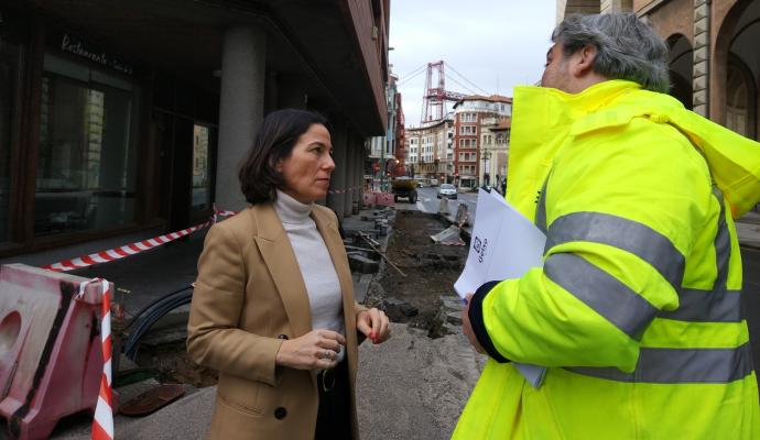 Amaia Agirre charla con uno de los operarios que trabajan en la Avenida Las Arenas.