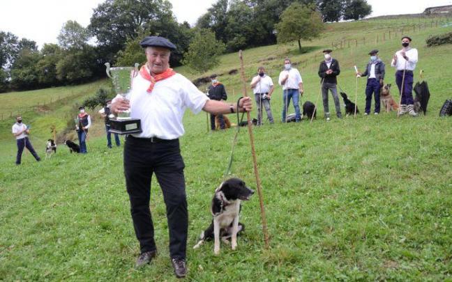 Juan Miura, y Luk, con el trofeo de campeónes.