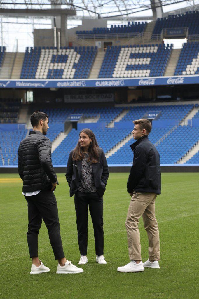 Amaiur Sarriegi conversa con Mikel Merino y Beñat Turrientes sobre el césped de Anoeta.