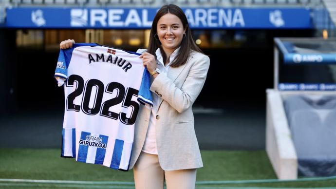 Amaiur posa así de feliz con la camiseta conmemorativa de su renovación hasta 2025