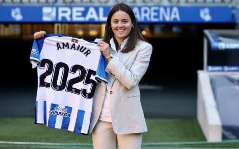 Amaiur posa así de feliz con la camiseta conmemorativa de su renovación hasta 2025 Amaiur posa así de feliz con la camiseta conmemorativa de su renovación hasta 2025