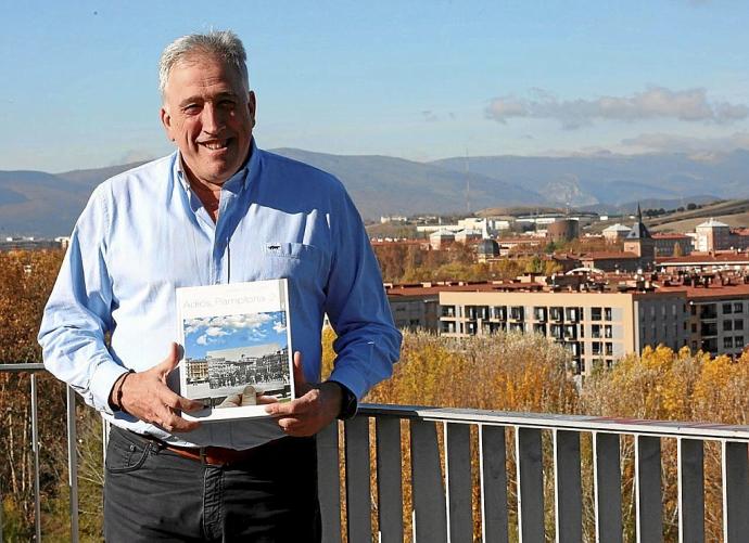 Joseba Asiron posa con su libro en la zona del Archivo Real y General de Navarra, con la Rochapea a sus espaldas.