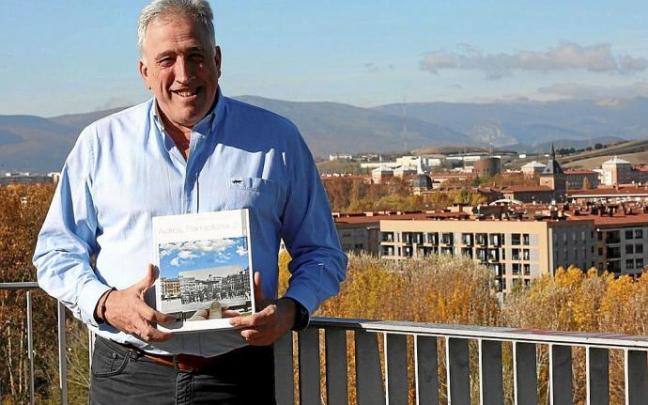 Joseba Asiron posa con su libro en la zona del Archivo Real y General de Navarra, con la Rochapea a sus espaldas.