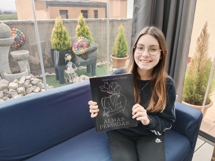 Amara Lavilla muestra la portada del libro de poemas que ha escrito y publicado a través de Amazón.