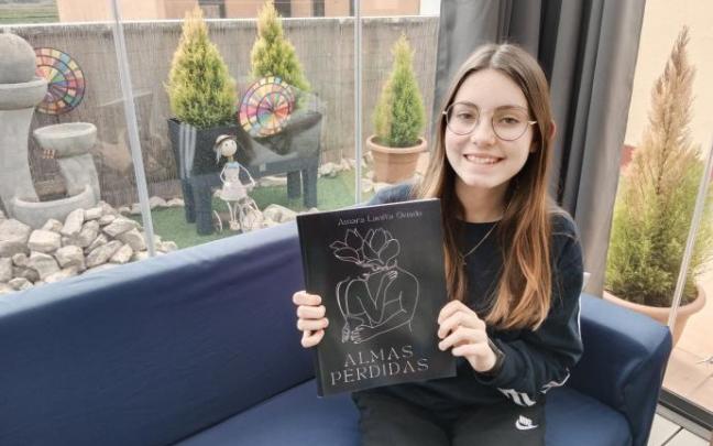 Amara Lavilla muestra la portada del libro de poemas que ha escrito y publicado a través de Amazón.