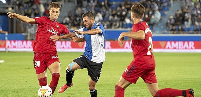 Luis Rioja pugna con Lucas Torró y Nacho Vidal por hacerse con la pelota. Foto: Josu Chavarri