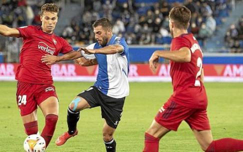 Luis Rioja pugna con Lucas Torró y Nacho Vidal por hacerse con la pelota. Foto: Josu Chavarri