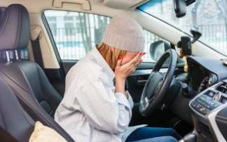Una mujer asustada al volante de un coche. Una mujer asustada al volante de un coche.