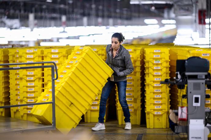 Una trabajadora en un almacén de Amazon en Nueva York.