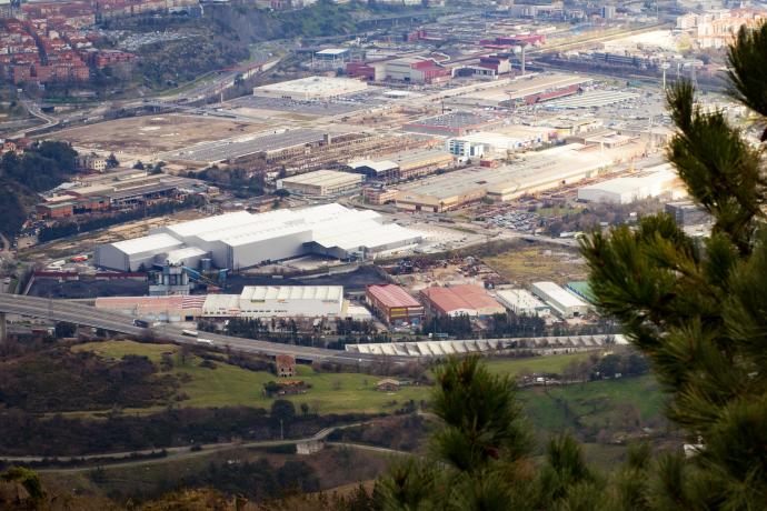 Imagen de los terrenos en torno al centro logístico de Amazon donde se ubicará el parking, entre Trapagaran y Sestao.