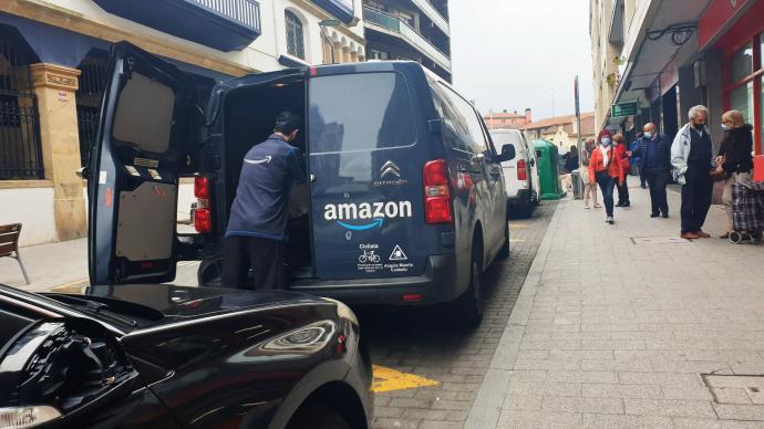 Un transportista con una furgoneta de reparto se dispone a repartir los pedidos, ayer en Bilbao.