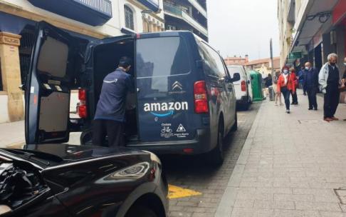 Un transportista con una furgoneta de reparto se dispone a repartir los pedidos, ayer en Bilbao.