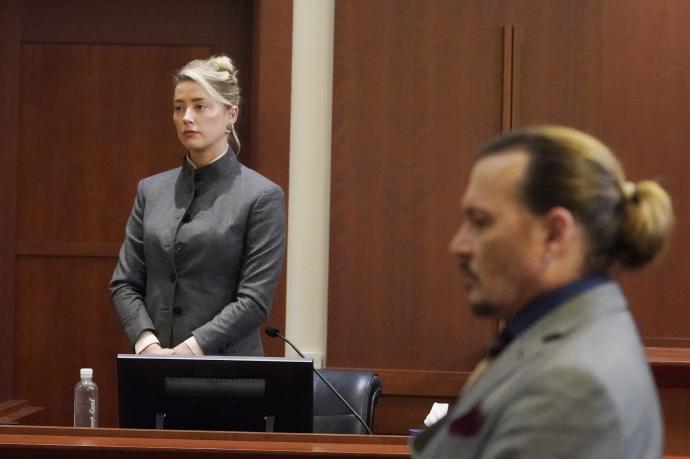 Amber Heard y Johnny Deep durante la sesión del juicio que les enfrenta en Virginia.
