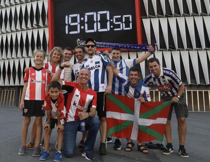 Aficionados de Real y Athletic posan en los aledaños de San Mamés.