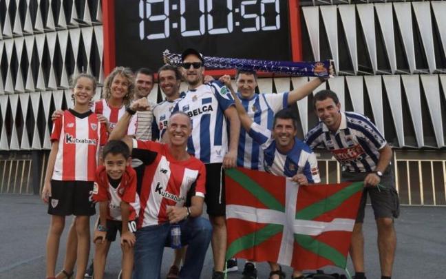 Aficionados de Real y Athletic posan en los aledaños de San Mamés.