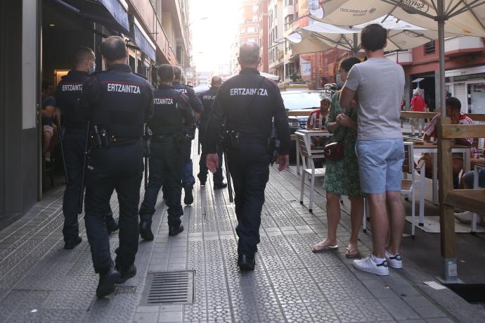 Varios agentes patrullan las calles en la tarde de este sábado.