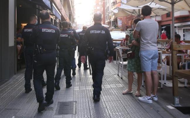 Varios agentes patrullan las calles en la tarde de este sábado. Varios agentes patrullan las calles en la tarde de este sábado.