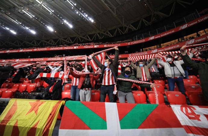 Aficionados del Athletic, con las bufandas al viento, antes de comenzar el partido ante el Getafe.