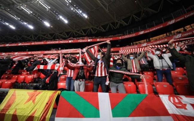 Aficionados del Athletic, con las bufandas al viento, antes de comenzar el partido ante el Getafe.